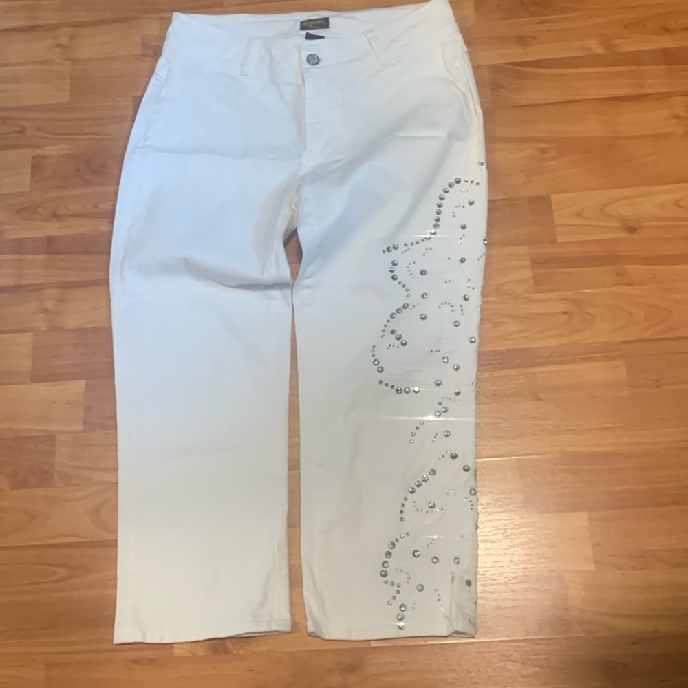 Manuel white capris beaded studs on one leg made in Italy size 30 waist 15 1/4"
